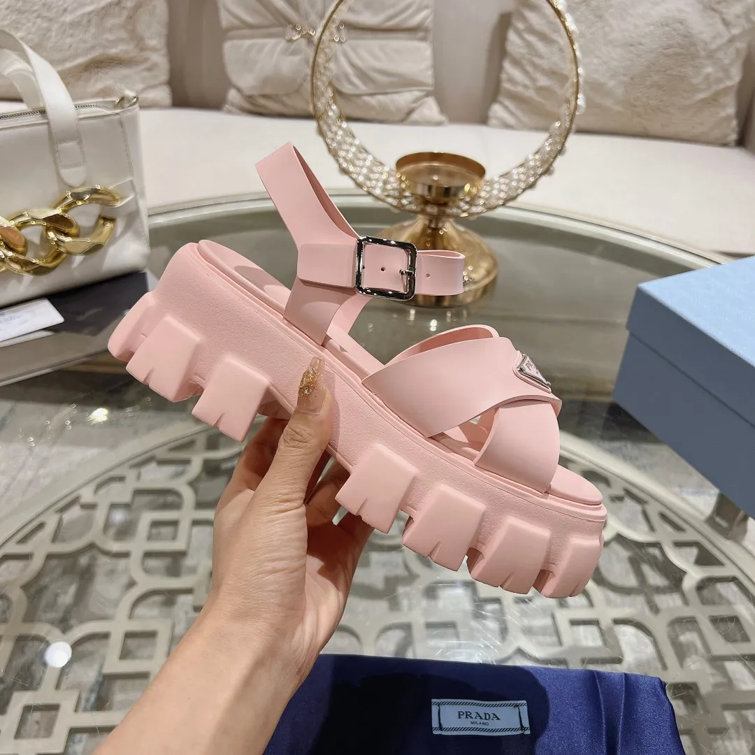 👟👟Ex-factory price 440👟👟 Prada's new spring and summer sawtooth Roman thick-soled rubber sandals, retro, fashionable and avant-garde gear teeth 55mm, thick-soled soles with rubber uppers, making the whole pair of shoes light and comfortable, bright colors, satisfying a variety of choices for fashionable people with different styles! The iconic metal triangle logo is paired with the shape of ancient beach sandals. Every design element is fashionable! Code number 35-40